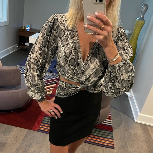 Gracia Tops - New Gracia snake print crop top